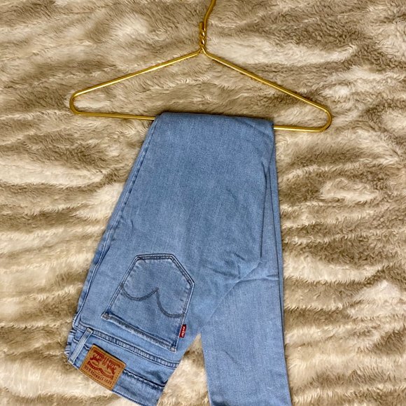 Levi's Light Wash 711 Skinny Jeans - Picture 2 of 2